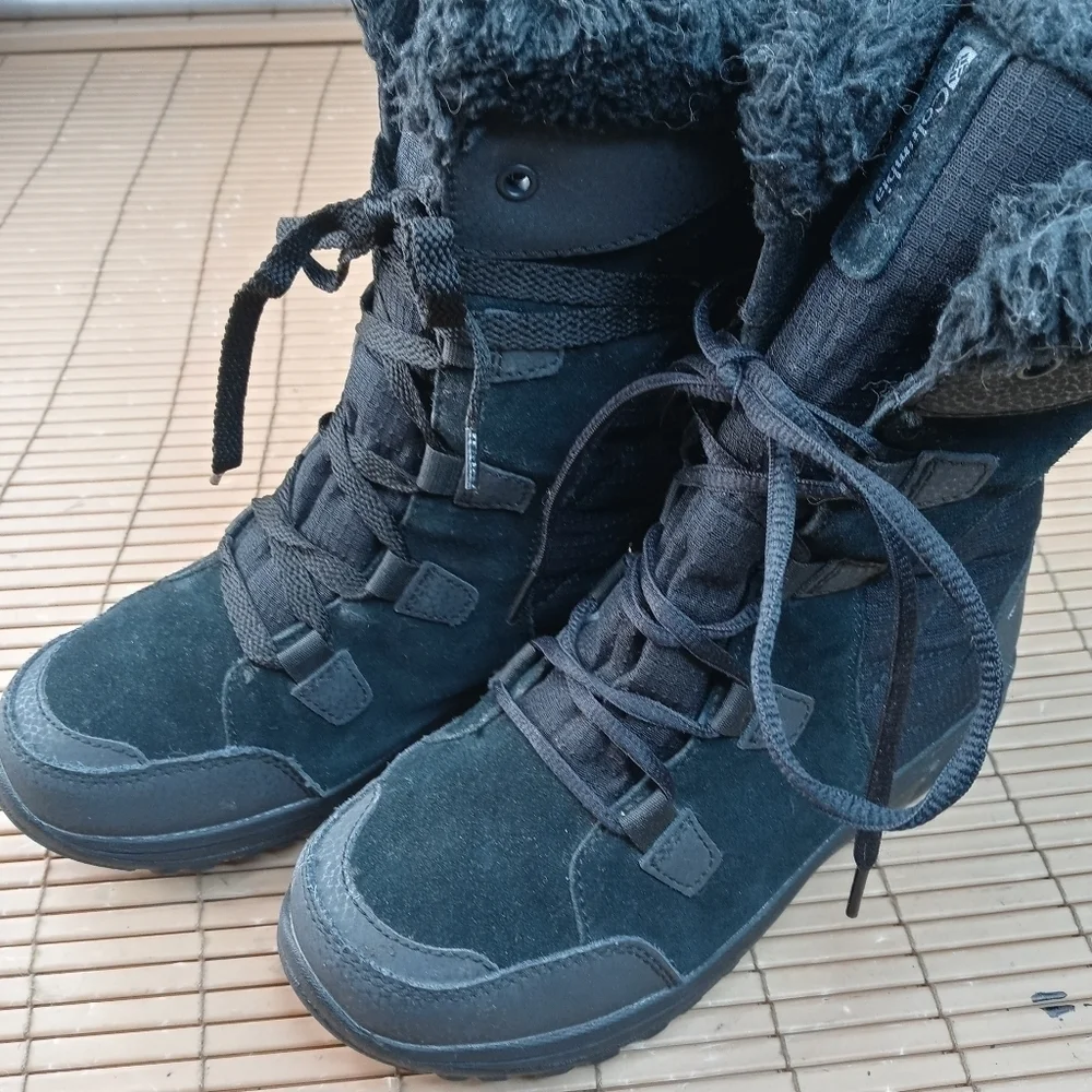 Columbia women's black suede faux fur waterproof lace up winter boots. Sz 6M. 16